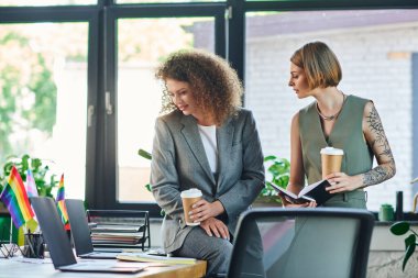 İki iş arkadaşı düşünceli bir tartışmaya giriştiler, iş yerinde kapsayıcılığı teşvik ettiler..