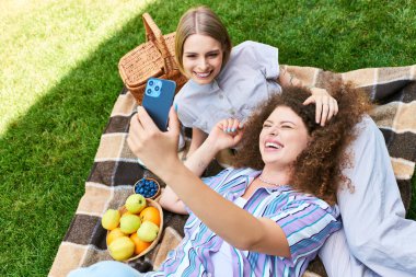 İki arkadaş kahkahalarını paylaşıyor ve dışarıda eğlenceli bir selfie çekerken anılar yaratıyorlar..