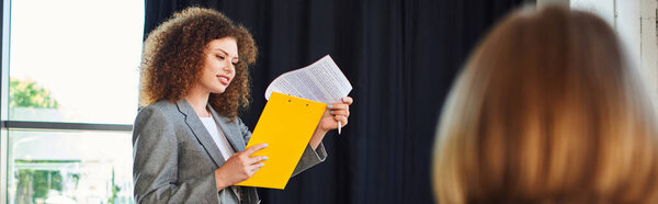 Оживленный обмен разворачивается, когда сотрудники сотрудничают под открытым небом.