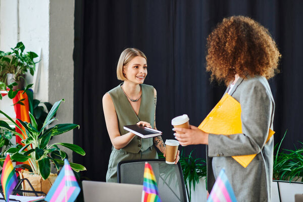 Коллеги ведут оживленную дискуссию, демонстрируя свою поддержку ЛГБТК-сообществу.