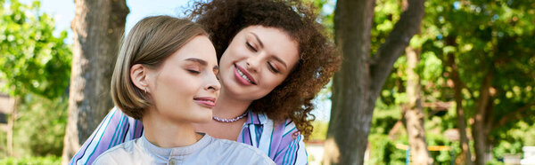 Два друга с радостью соединяются, наслаждаясь отдыхом на свежем воздухе в ярком парке.