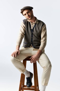 Kendine güveni olan şık bir beyefendi gururla eski moda modasını sergiliyor..