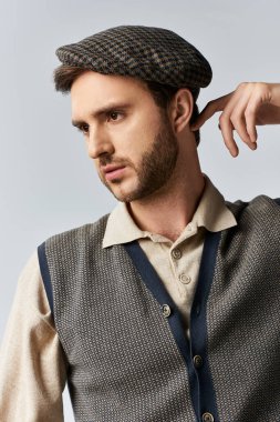 İyi giyimli bir adam şapkasını zarafet, cazibe ve karizmayla düzeltir..