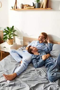 İki sevgili ortak, pijamalarıyla huzurlu bir sabah geçirirler. Evlerinde kahkahalar ve sıcaklığı paylaşırlar..