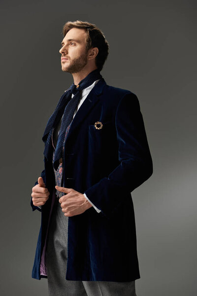 Элегантно одетый мужчина стоит высоко, источая очарование и изысканность с уравновешенным поведением.