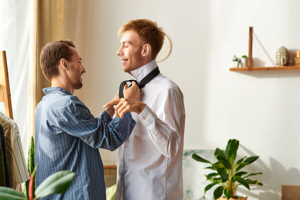 Радостное утро разворачивается, как гей пара помогает друг другу одеваться в окружении тепла и любви.