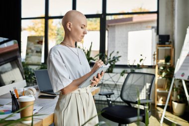 Zarif giyinmiş genç kel bir kadın, parlak bir çalışma alanı edinerek nişanlanıyor..