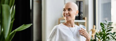 Genç kadın, canlı bitkilerle çevrili zarif kıyafetlerle kendine güven saçıyor, gülümsüyor..