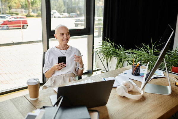 Стильная молодая женщина наслаждается моментом общения, сидя в шикарном рабочем месте.