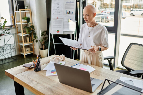 Стильно одетая молодая женщина уверенно осматривает документы в шикарном кабинете.
