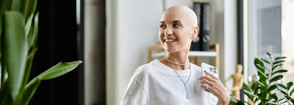 Молодая женщина излучает уверенность в элегантной одежде, окруженная яркими растениями, улыбаясь.