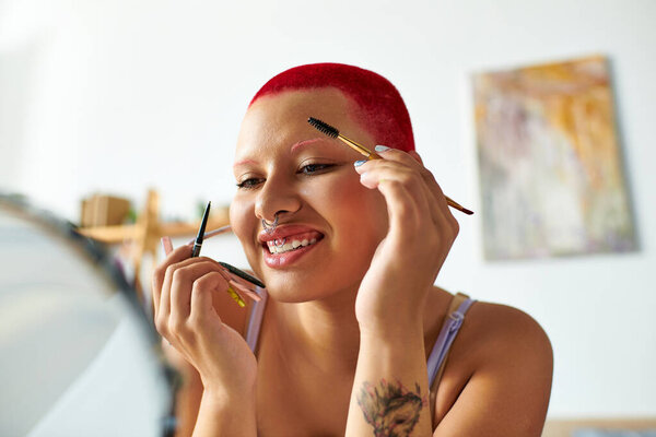 Эта молодая женщина наслаждается веселым моментом, накладывая свой макияж дома, демонстрируя самовыражение.