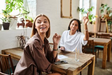 Neşeli, çok kültürlü bir çift bir kafede sıcak bir anı paylaşır, aşka ve kahkahaya boğulurlar..
