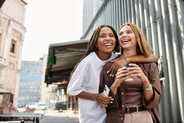 Mutlu bir çift, neşeli şehir hayatı ile çevrili kahkahaları ve sıcak sohbetleri paylaşır..