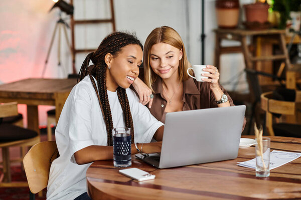 Радостная пара делится теплой связью в кафе, улыбаясь и наслаждаясь компанией друг друга.
