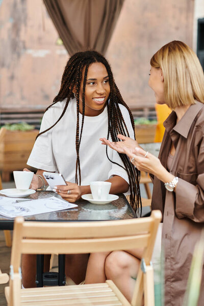 Радостный момент разворачивается, когда пара наслаждается компанией друг друга, с энтузиазмом болтая за чашечкой кофе.
