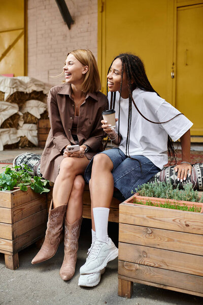 Радостный момент разворачивается, когда пара наслаждается друг другом в кафе, в окружении зелени.