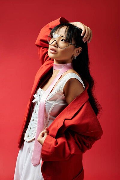 Элегантная молодая женщина демонстрирует свой уникальный стиль одежды и уверенное поведение в помещении.