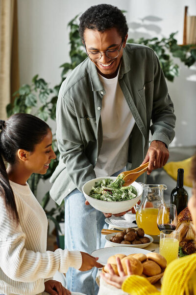 Теплая встреча разворачивается, когда друзья делятся сердечными моментами и праздничной трапезой во время Дня благодарения.