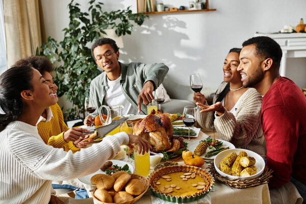 Собрание друзей, наслаждающихся веселым праздником Дня Благодарения, наполненным хорошей едой и улыбками.