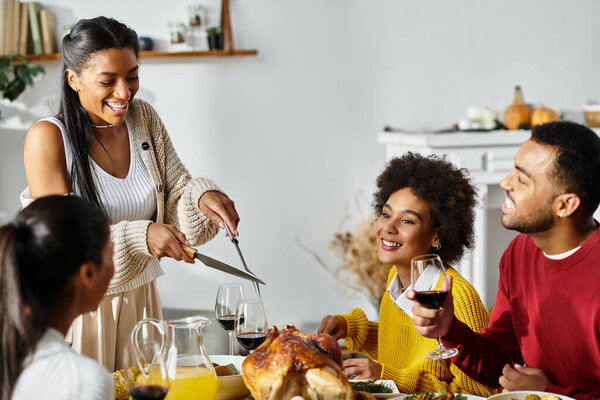 Группа друзей делится смехом и хорошей едой во время уютного Дня Благодарения.