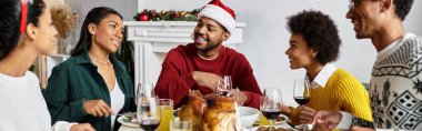 Neşeli arkadaşlar keyifli bir Noel ziyafetinin tadını çıkarır, birlikte kahkaha ve anıları paylaşırlar..