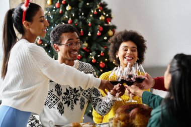 Arkadaşlar kutlama için kadeh kaldırır, evde keyifli bir Noel ziyafeti çekerler..