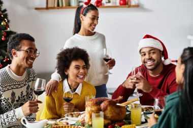 Mutlu bir arkadaş toplantısı Noel 'i kahkahalarla, içkilerle ve lezzetli bir ziyafetle kutluyor..