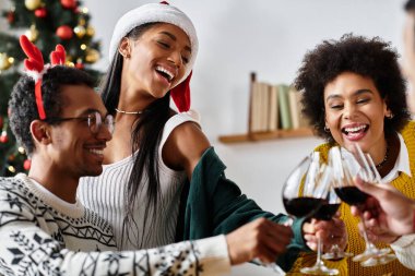 Bir grup arkadaş evde neşeli bir Noel toplantısının tadını çıkarıyor. Kadehleri kaldırıyor ve neşeyi paylaşıyorlar..