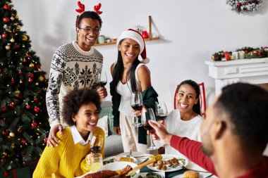 Arkadaşlar güzel bir masanın etrafında toplanıp Noel 'in tadını kutluyorlar..