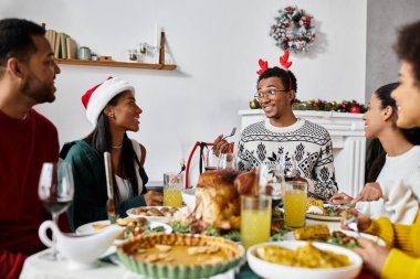 Neşeli bir toplanma, keyifli bir Noel yemeği ve neşeli bir sohbet..
