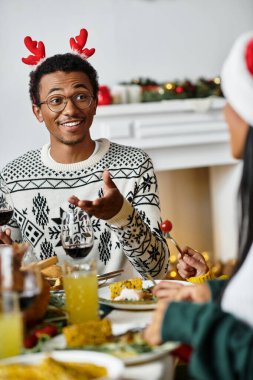 Neşeli bir grup Noel ziyafetinin tadını çıkarıyor, hikayelerini, kahkahalarını ve tatil ruhunu birlikte paylaşıyorlar..