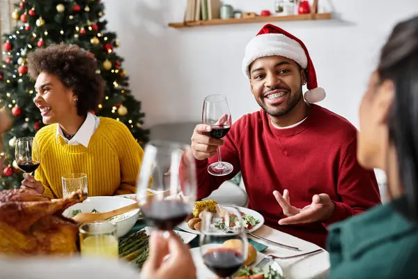 Noel 'i evde güzel yemek ve içeceklerle kutlayan neşeli bir arkadaş toplantısı..