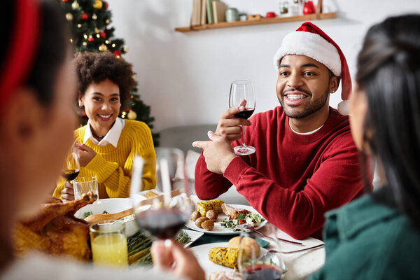 Друзья делятся праздничными моментами за ужином, наполненным радостью и праздничным духом дома.