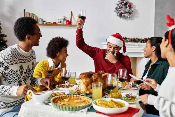 Живое собрание друзей, наслаждающихся праздничной рождественской трапезой вместе дома.