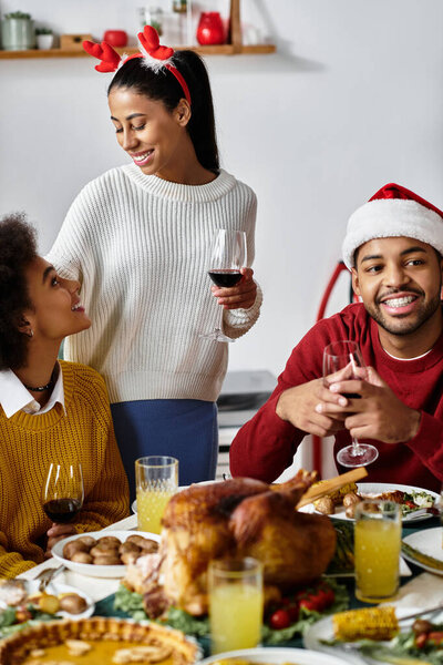 Весёлое собрание друзей, наслаждающихся компанией друг друга и праздничными угощениями.