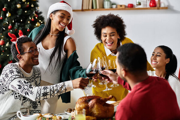 Друзья собираются, чтобы отпраздновать Рождество, делиться смехом, едой и праздничными радостями в своем доме.