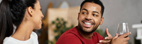 Группа друзей разделяет смех и тепло, празднуя Рождество в уютном доме.