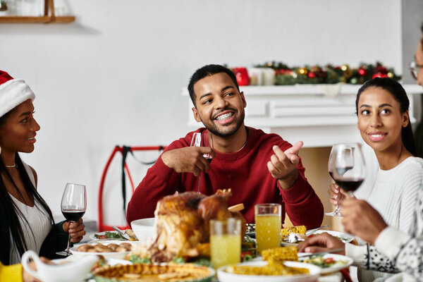 Радостное собрание друзей, наслаждающихся праздничным рождественским ужином, наполненным смехом и едой.