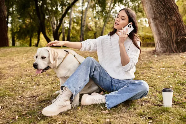 Huzurlu atmosferde rahat giyinmiş bir kadın var. Sonbaharda köpeğiyle bağ kuruyor..