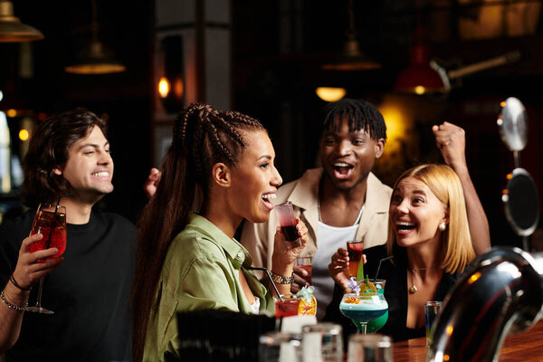 Коллеги празднуют вместе, поднимая красочные напитки и делясь смехом на корпоративном мероприятии.