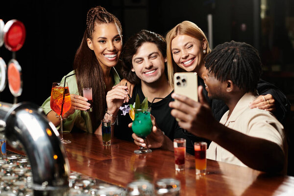 Коллеги празднуют вместе, делятся напитками и улыбками, запечатлевая радостный момент.