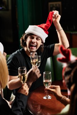 Genç meslektaşlar, canlı bir etkinlikte dostluk ve bayram neşesi içinde kadeh kaldırır..