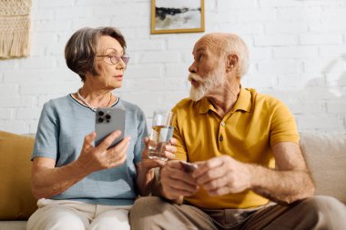 Sadık bir eş, evinde sağlığını kontrol ederek kocasına diyabetten dolayı destek olur..