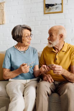 Kıdemli bir adam, diyabetini evde kontrol eden sadık eşinden destek alır..