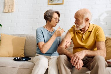 Sevgi dolu bir eş, diyabetiyle ilgilenmesi için kocasına evde yardımcı olur..