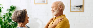 Sadık bir eş, kocasına sevgi dolu bir şekilde yardımcı olur..
