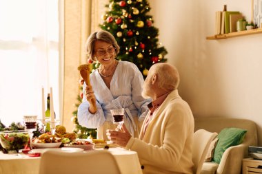 Son sınıf çiftimiz, evlerinde keyifli bir Noel yemeği yerken kahkaha ve sıcaklığı paylaşıyor..