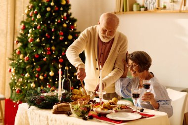 Son sınıf çifti olarak keyifli bir an. Memlekette keyifli bir Noel yemeği yiyoruz..