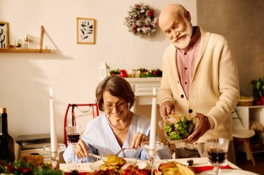 Yaşlı bir çift, bayram süsleri ve sıcaklığı ile çevrili, şenlikli bir Noel yemeğinden zevk alır..